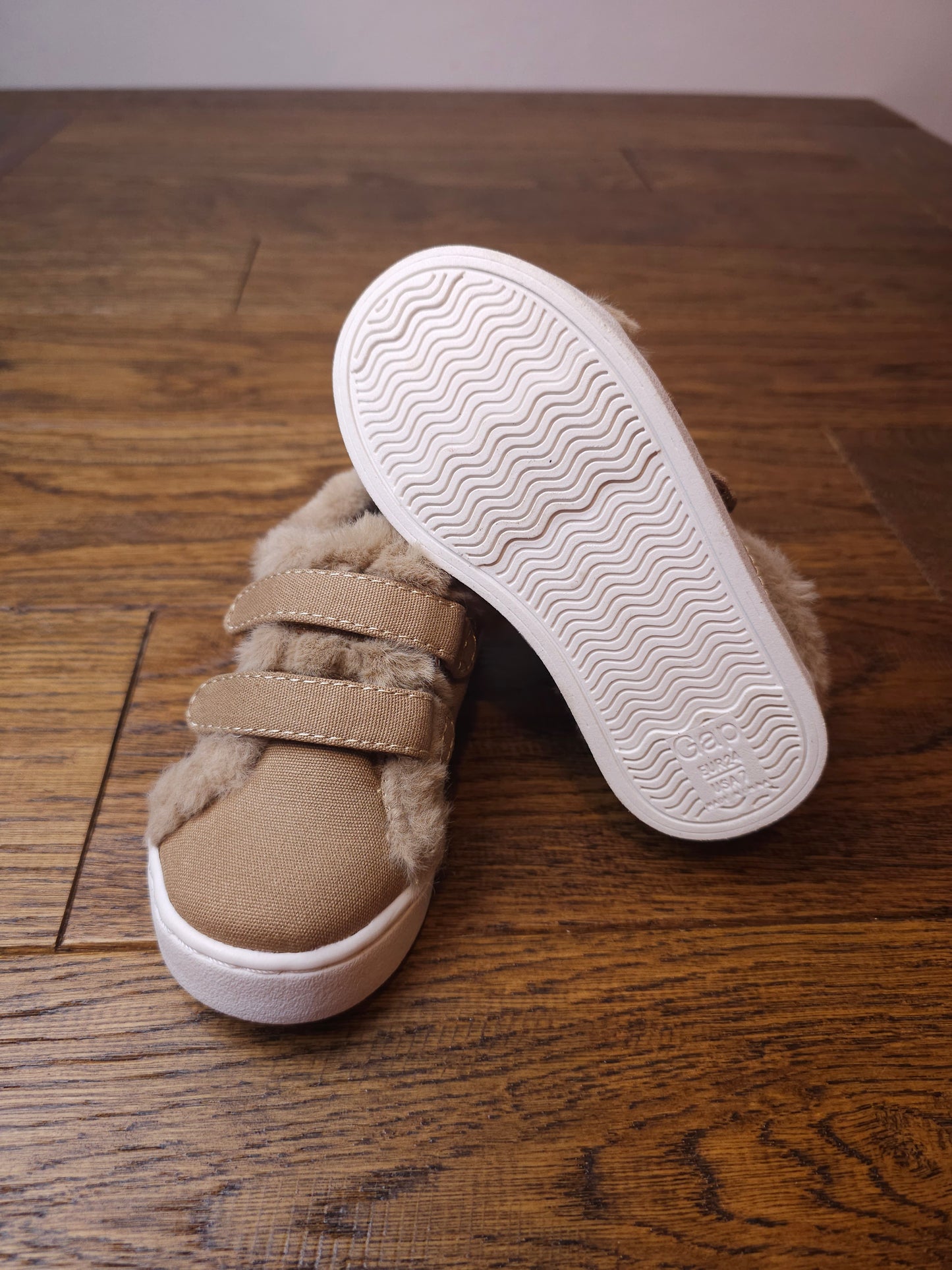GAP Faux Fur Lined Velcro Fasten Memory Foam Trainers UK 6 Infant
